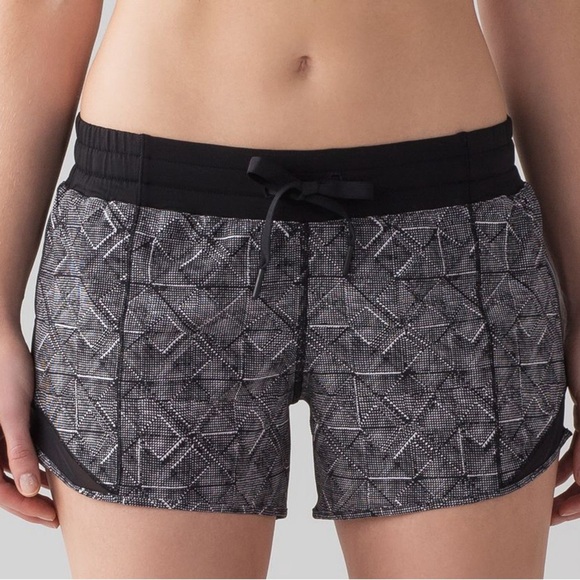 Lululemon Hotty Hot Short 4" - Picture 2 of 8